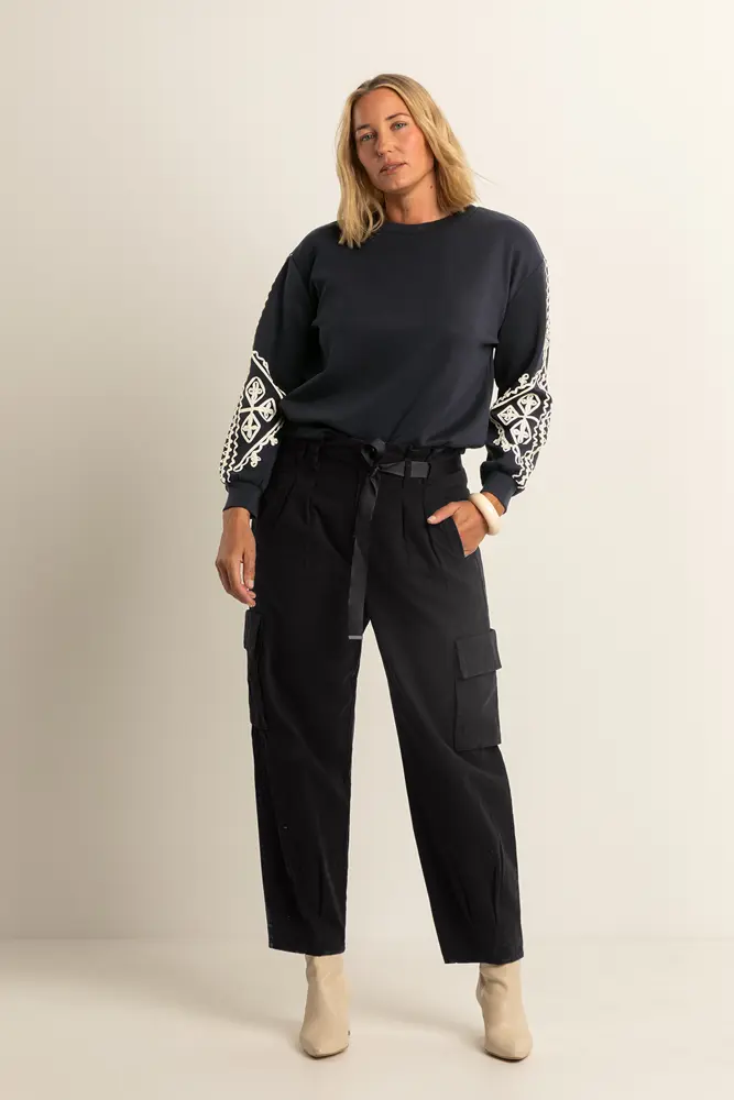 Sweater met contrasterende borduusels