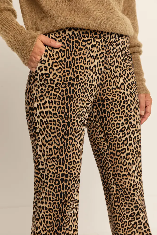 Flared travelbroek met luipaardprint