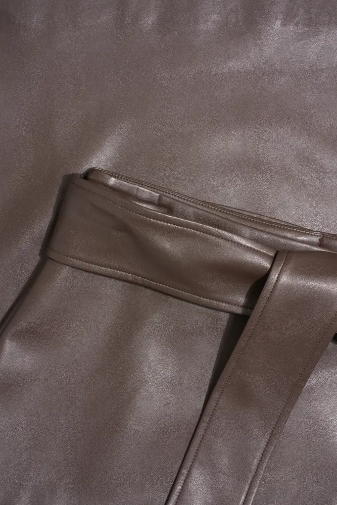 Faux-leather overslag rok