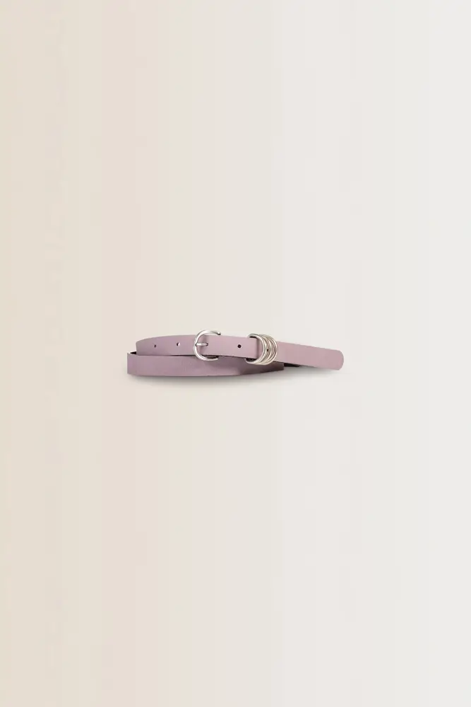 Leren riem met metalen ringen