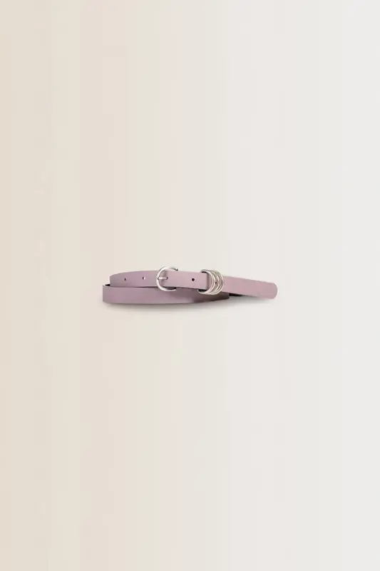 Leren riem met metalen ringen