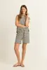 Short met structuurstrepen