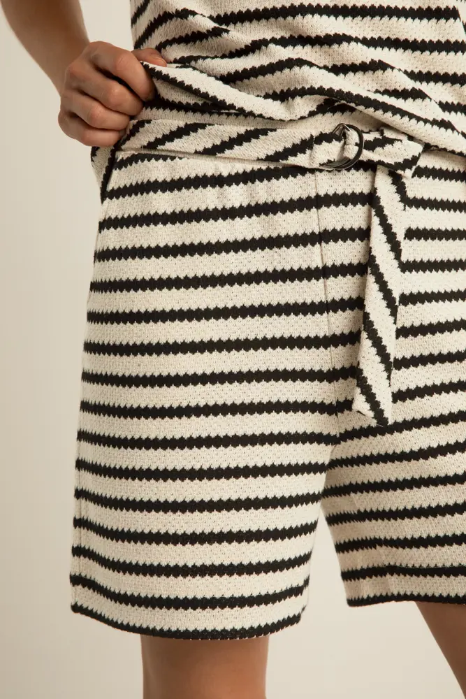 Short met structuurstrepen