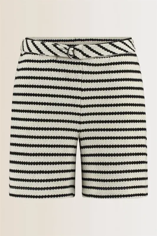 Short met structuurstrepen