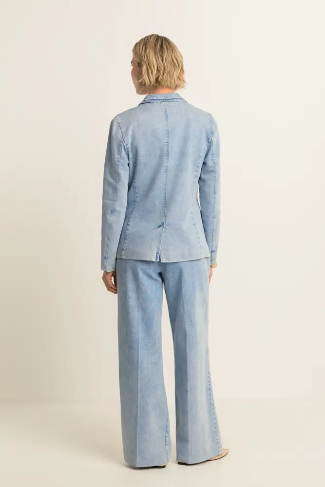 Soepelvallende jeans met ceintuur