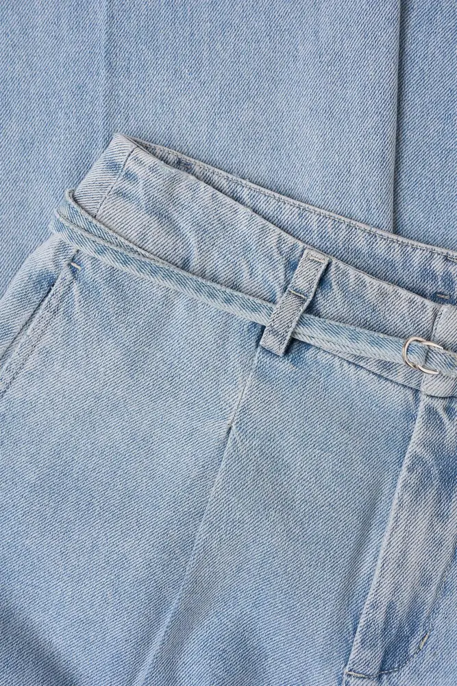 Soepelvallende jeans met ceintuur