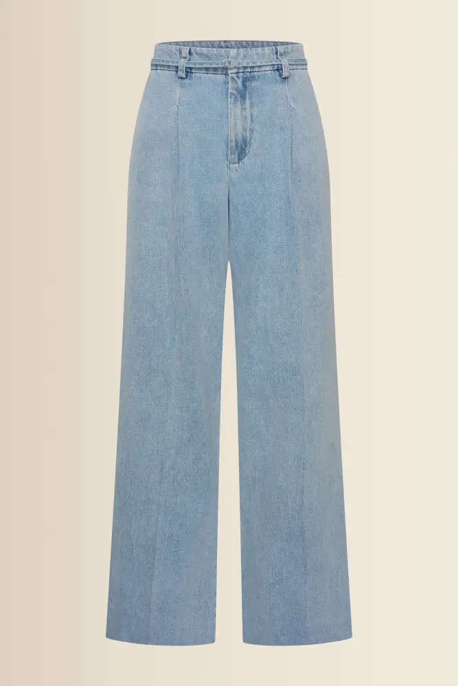Soepelvallende jeans met ceintuur