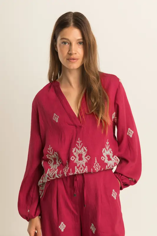 Geborduurde blouse