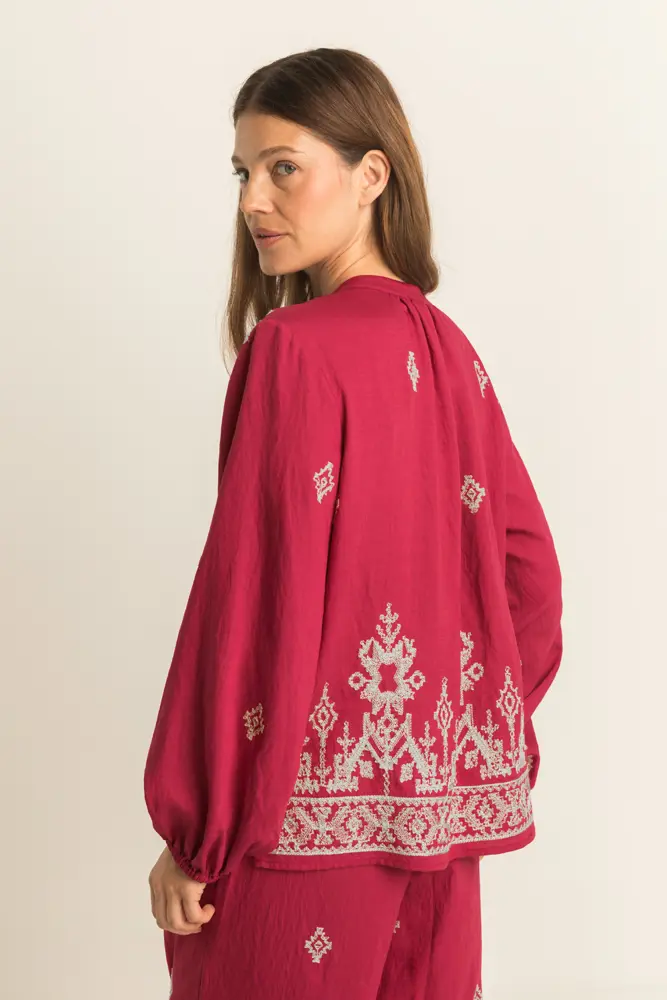 Geborduurde blouse