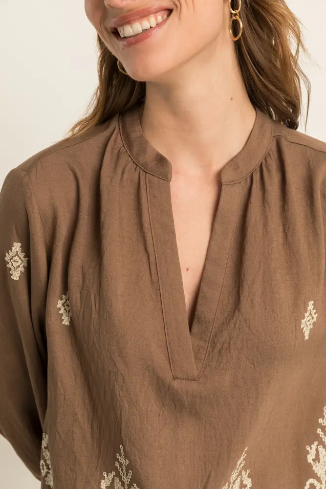 Geborduurde blouse