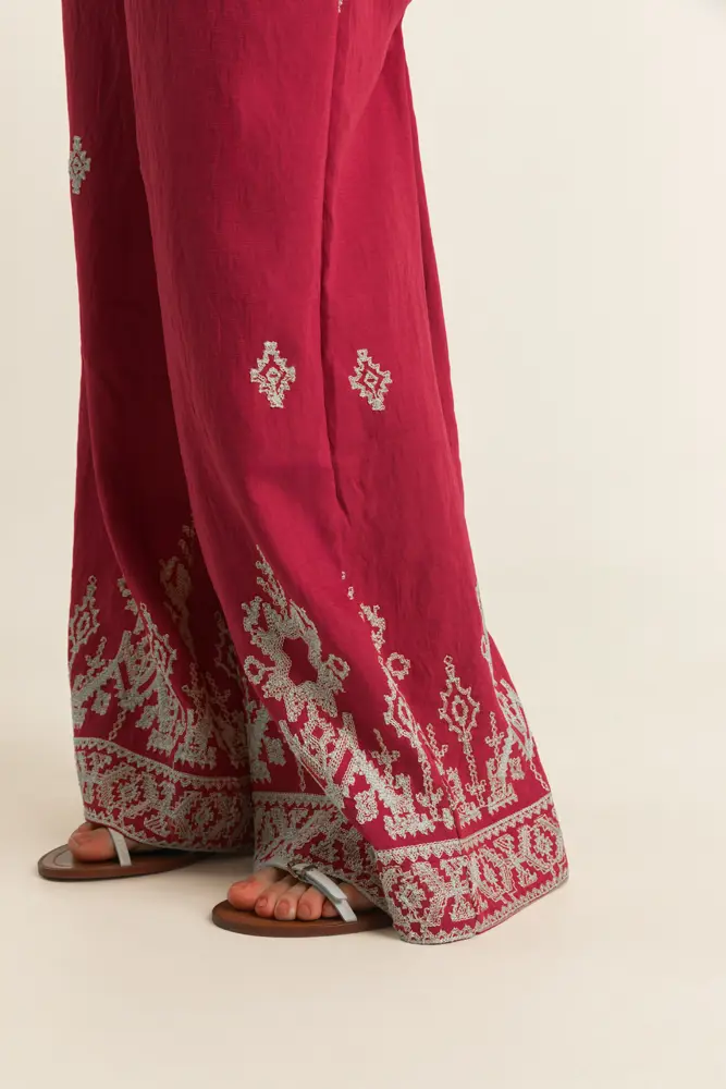 Broek met geborduurde details