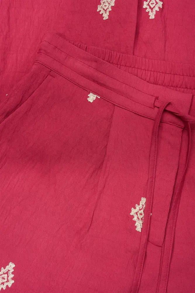 Broek met geborduurde details