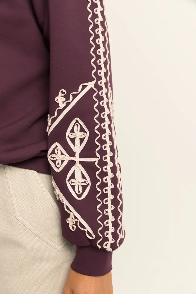 Sweater met geborduurde mouwen