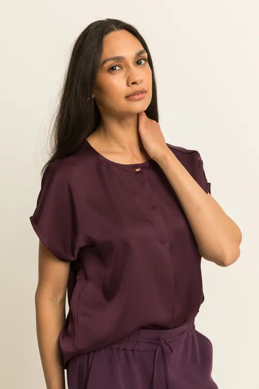 Satijnlook top met knoopdetail