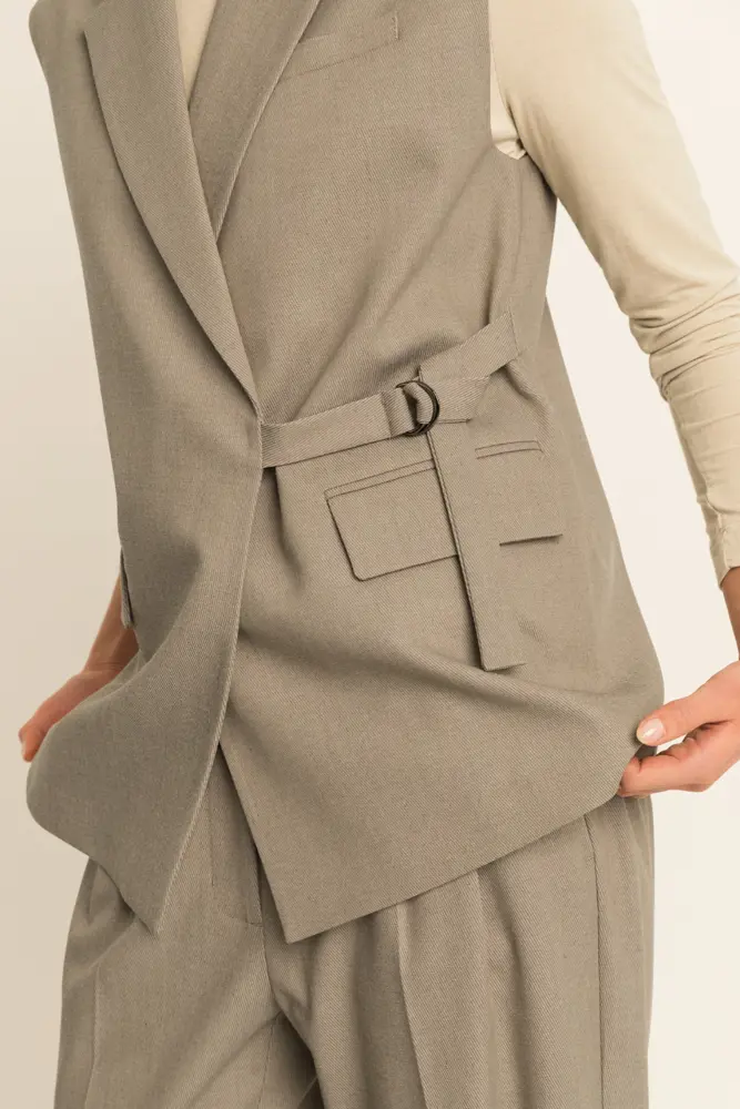 Lang gilet met ceintuur