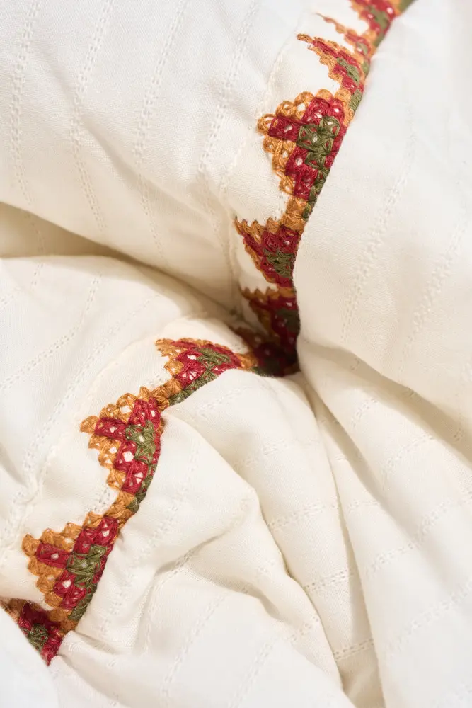 Gewatteerd jasje met borduurdetails