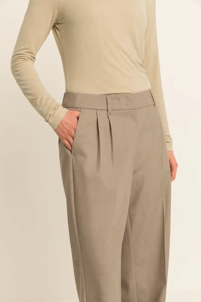 Pantalon met plooien en wijde pijpen