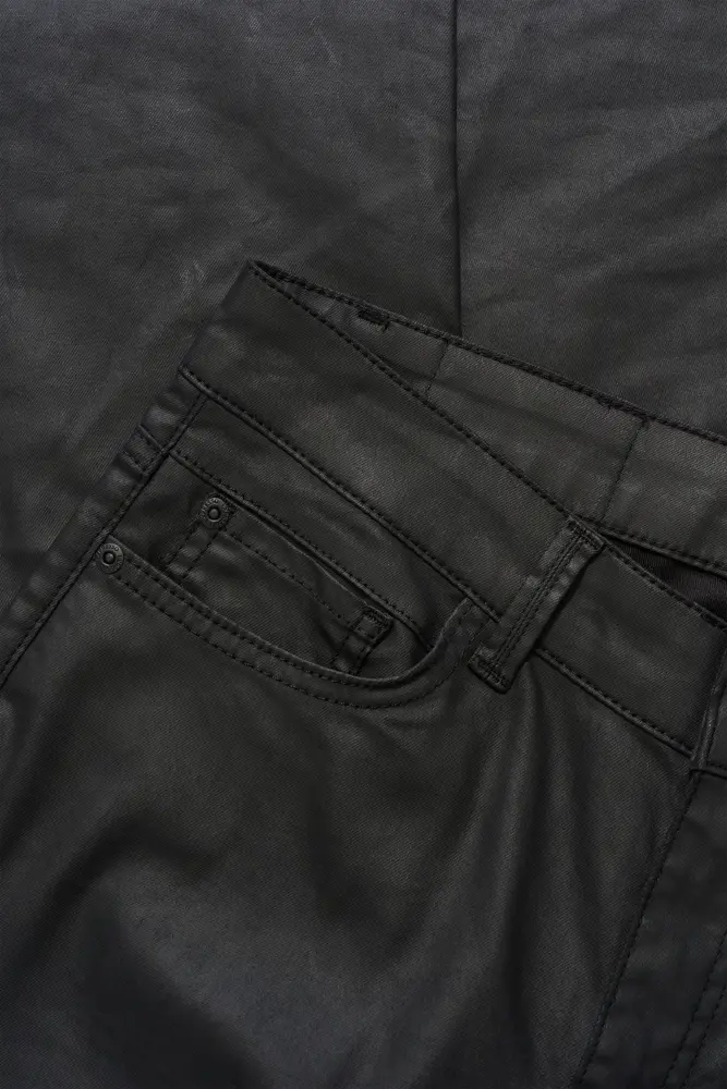 Zwarte slim fit broek met coating