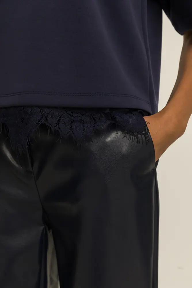 Top met kanten detail