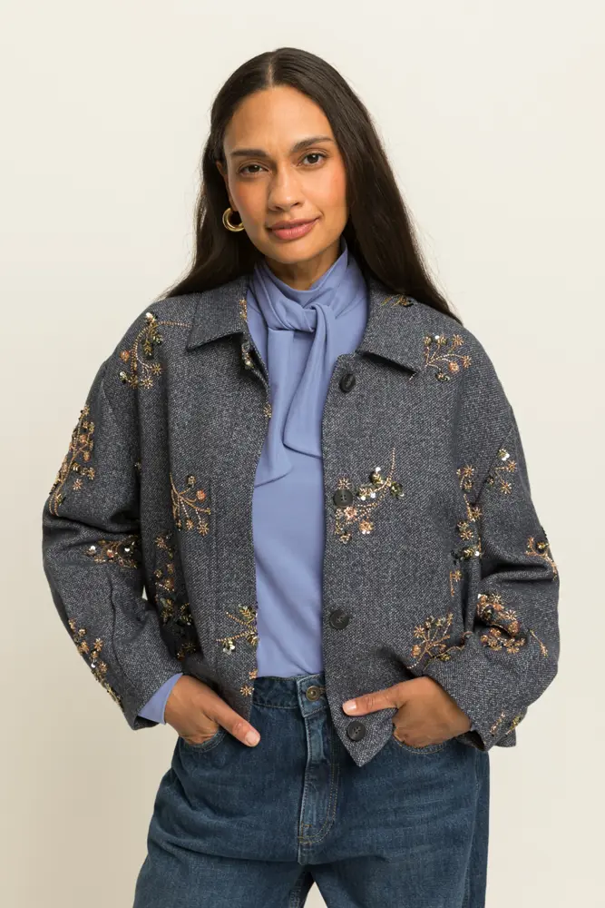 Jasje met borduursels en pailletten