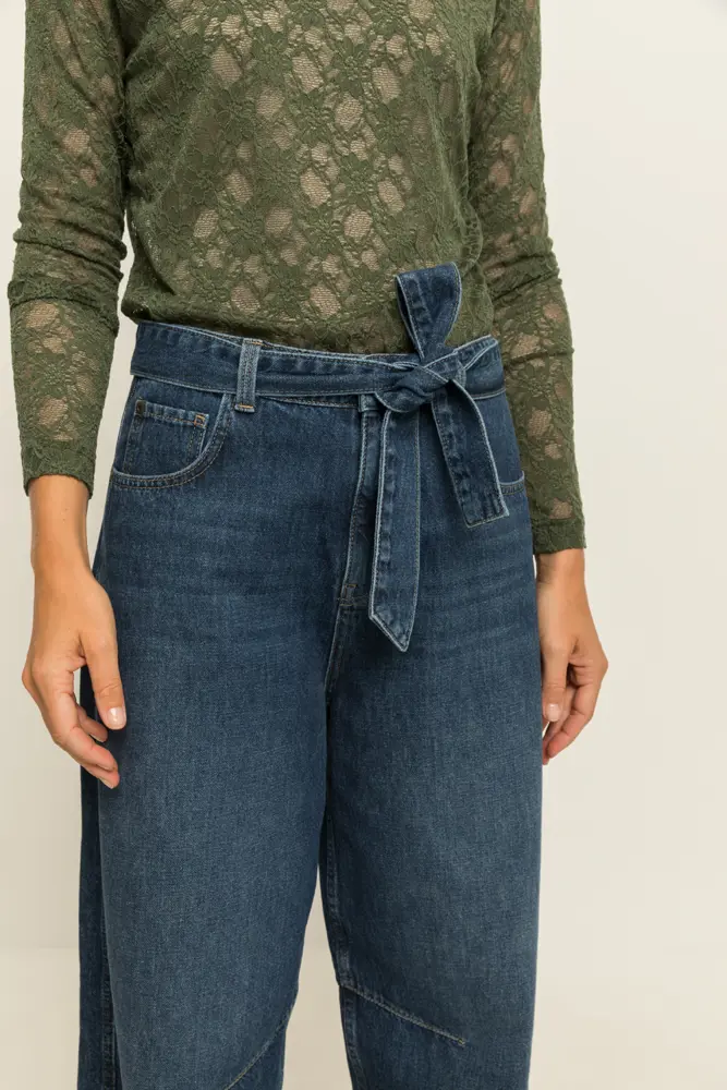 Jeans met strikceintuur