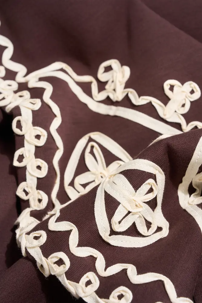 Sweater met geborduurde mouwen